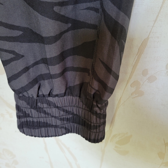 Old Navy Women’s High-Waisted StretchTech Tapered Pants Black Zebra Print - Picture 3 of 6